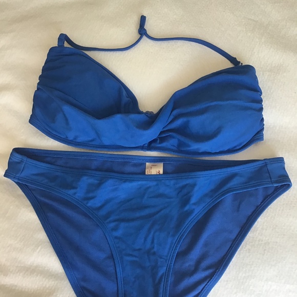 Bikini - Picture 1 of 2